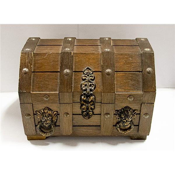 VINTAGE WOODEN JEWELERY TREASURE CHEST