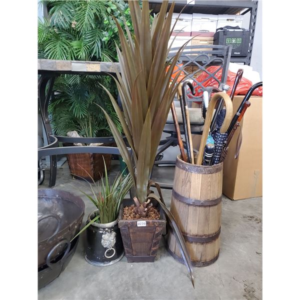 Silk Plant and Umbrella Stand D‚cor Set