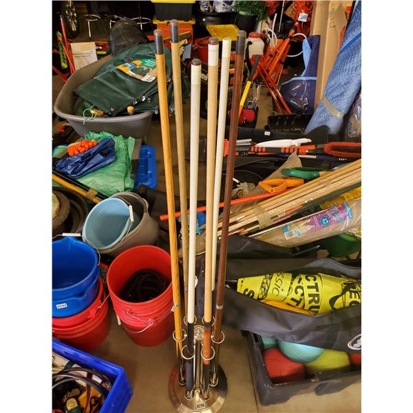 6 Pool Cues and Stand