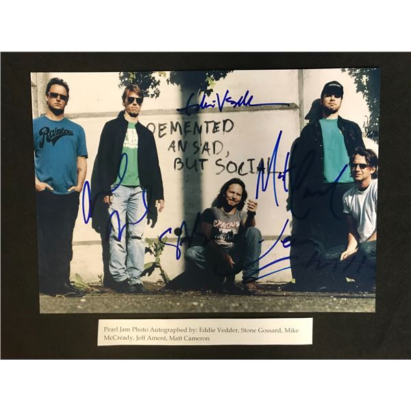 PEARL JAM BAND SIGNED 8 X 10 ( RA COA )