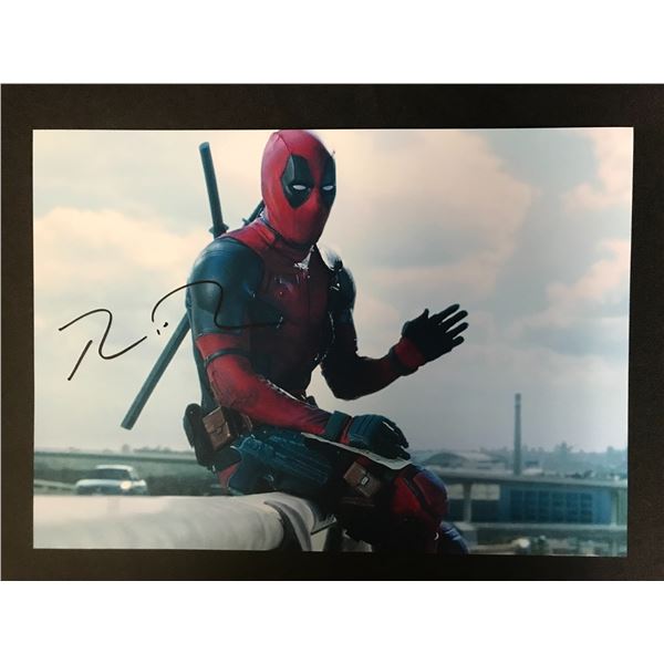 RYAN REYNOLDS SIGNED 8X10 PHOTO (RA COA)