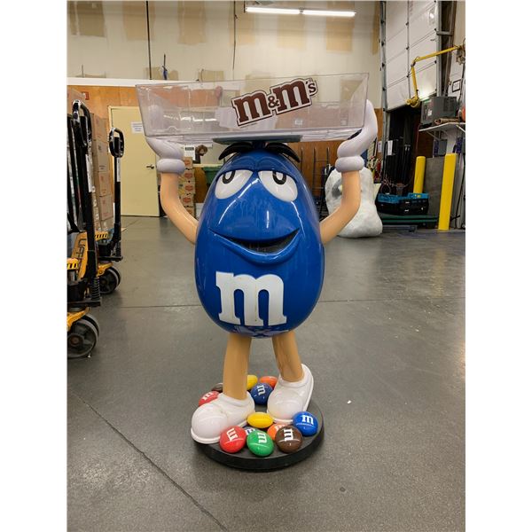 M & M Display