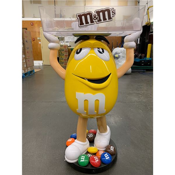 M & M Display