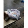 Image 1 : DOG BED - APPROX 2 FOOT DIAMETER