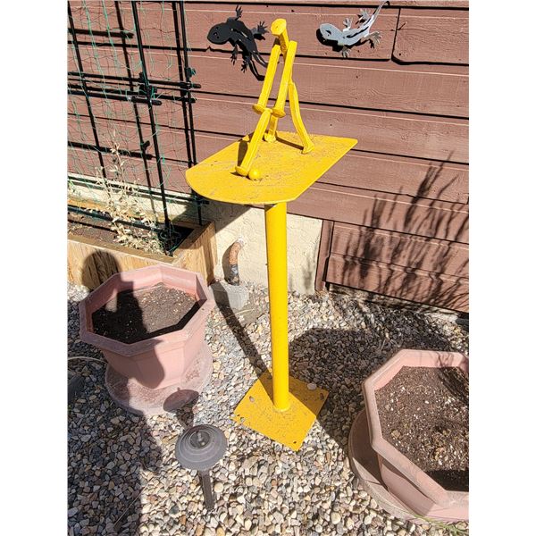 Metal Art - Yellow Golfer Statue