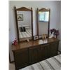 Image 1 : Double Mirror Dresser & D‚cor