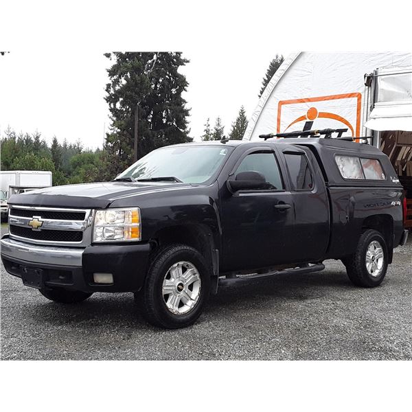 H1 --  2010 CHEVROLET SILVERADO LS 1500 EXT CAB 4X4 , Black , 269066  KM's