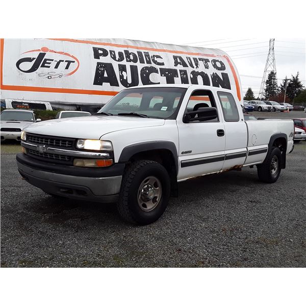 A12C --  2000 CHEVROLET SILVERADO 2500 EXT CAB 4X4 , White , 214,070 MILES  KM's