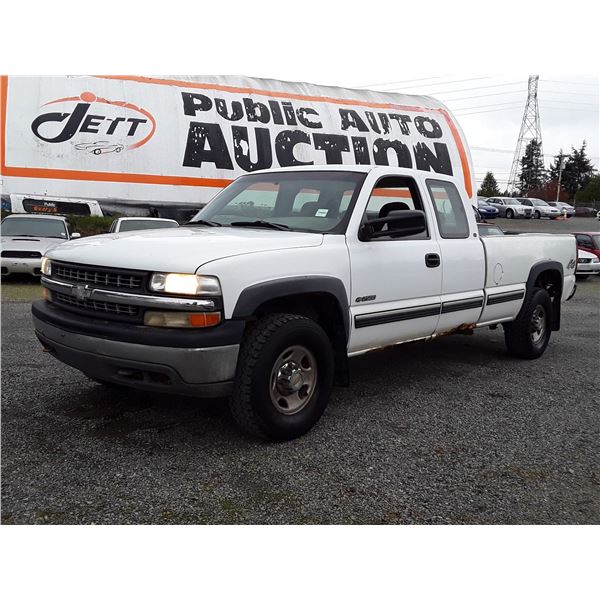 A12C --  2000 CHEVROLET SILVERADO 2500 EXT CAB 4X4 , White , 214,070 MILES