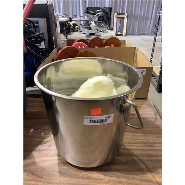 Stainless Steel Bucket w/ Car Wash Mittens