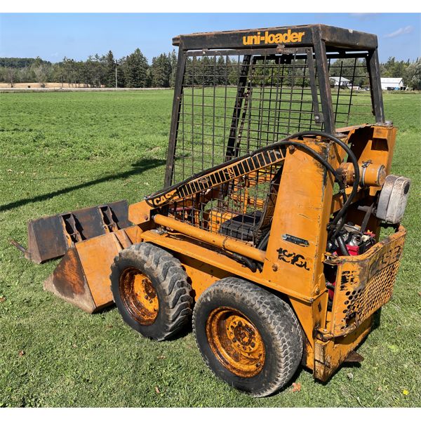 CASE 1816C SKID STEER WITH 4 FOOT BUCKET & MANURE FORK - RUNS WELL.