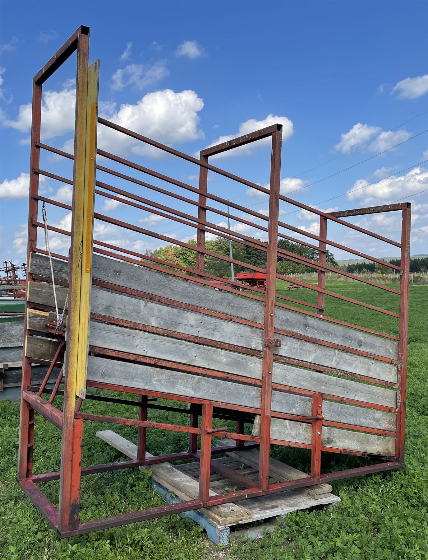 ADJUSTABLE 3 PTH CATTLE LOADING CHUTE