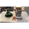 Image 1 : LOT OF CAULKING AND CAULKING GUN WITH LIFE JACKET AND INDUSTRIAL LIGHT