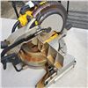 Image 2 : DEWALT COMPOUND MITER SAW - WORKING