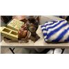 Image 1 : WOOL BLANKET, DECORATIVE VASE, BEAR COOKIE JAR, SMALL ORGANIZER DRAWERS