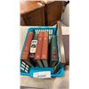 Image 2 : LOT OF LEONARDO DA VINCI BOOKS, BACKGAMMON SET, VINTAGE RADIO AND RAZOR