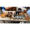 Image 1 : LOT OF WOODEN WARE AND DECORATIVE SHELLS