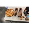 Image 2 : LOT OF WOODEN WARE AND DECORATIVE SHELLS