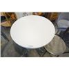Image 2 : WHITE ROUND ADJUSTABLE HEIGHT TABLE ON WHEELS AND 2 BAR STOOLS