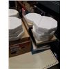 Image 2 : BOX AND LOT OF COLLECTOR PLATES