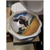Image 8 : BOX AND LOT OF COLLECTOR PLATES
