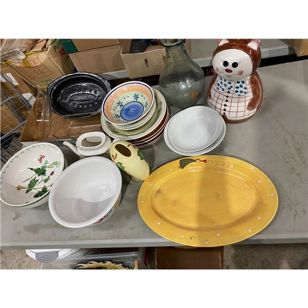 Lot of kitchen bowls and platters