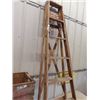 Image 3 : 2 Pop Crates & Wood Step Ladder