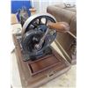 Image 2 : Singer Portable Sewing Machine - Crank Style