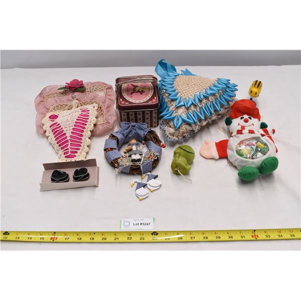 Miscellaneous Ornaments with knitted pillows