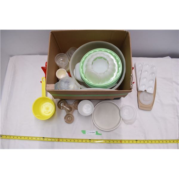 Box of plastic kitchen containers. Incl. tupperware