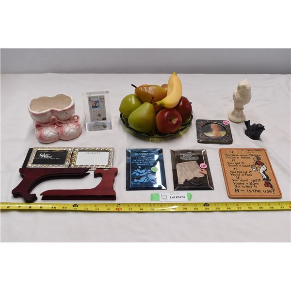 Decorative ornaments, small picture frames, small placards, serving tray