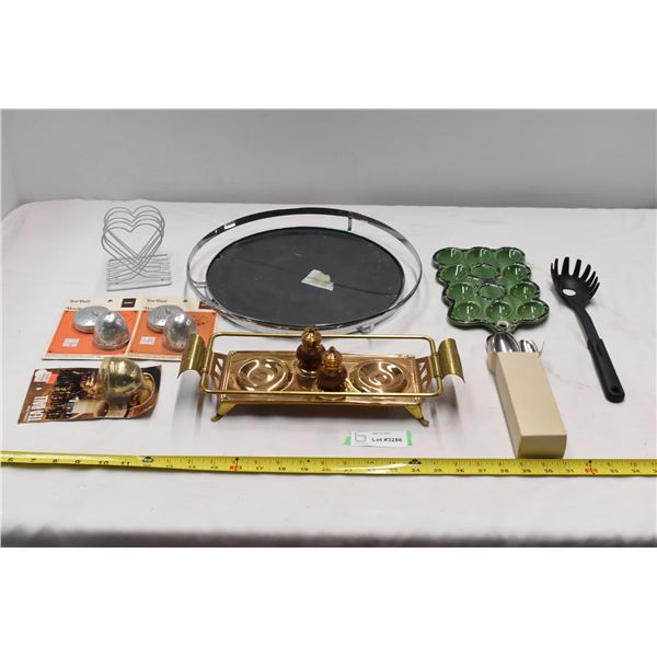 Assorted kitchen items. 2 trays, S&P Shaker, Reusable tea bags