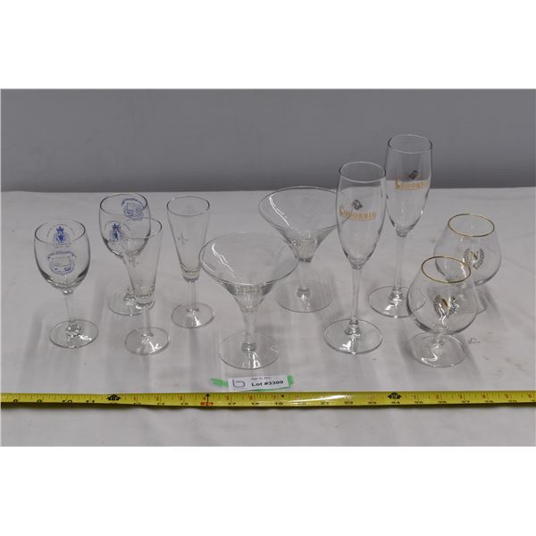 Multiple pairs of drinking glasses
