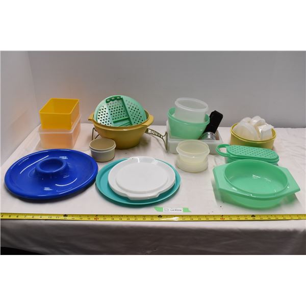 Box of Misc. Tupperware items