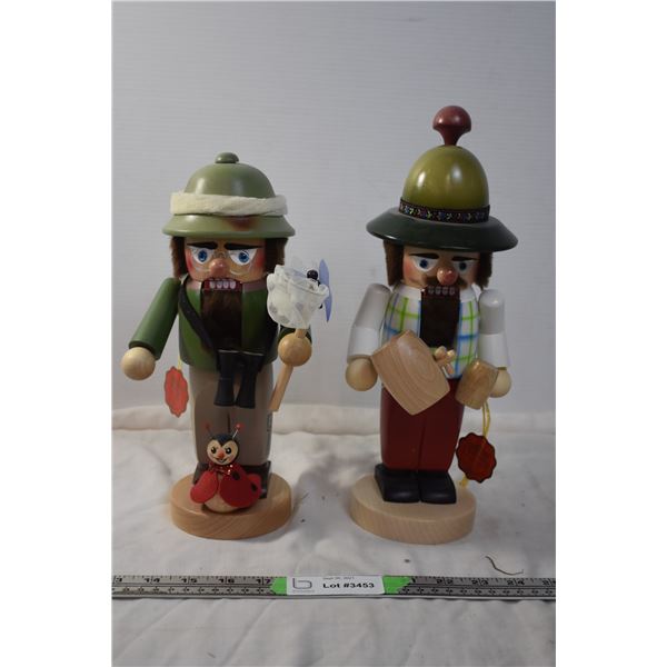 2 Nutcrackers