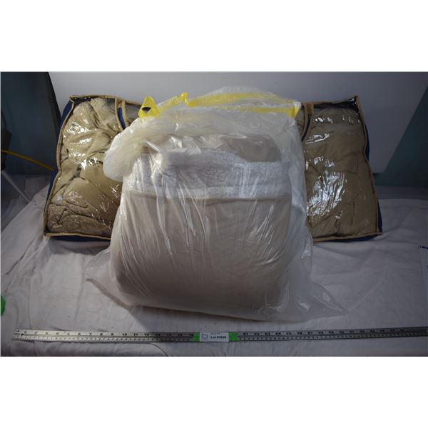 Twin Comforter Set and Bag of Blankets - Smoke Odor