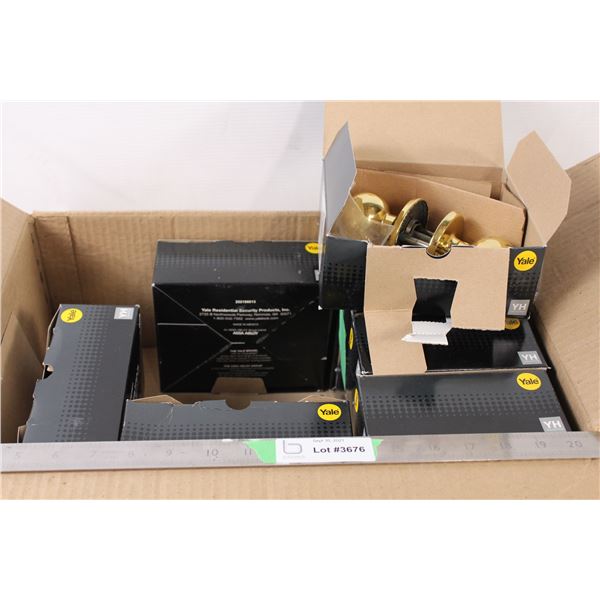 Box of 8 Yale doorknobs