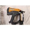 Image 4 : Bostitch 18GA Straight 2" cordless Brad Nailer with container