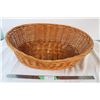 Image 1 : Rounded wicker basket, some breakage