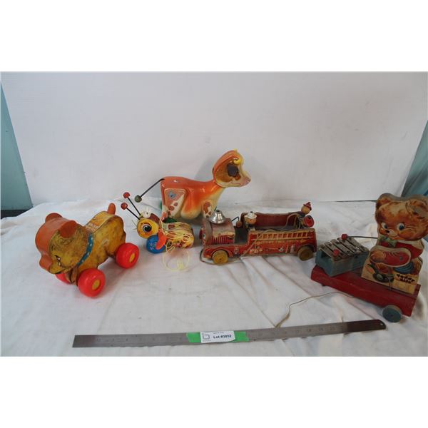 Vintage rolling toys, one missing wheels