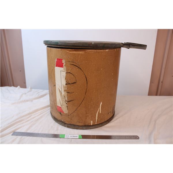 Barrel with wooden bottom and wooden lid