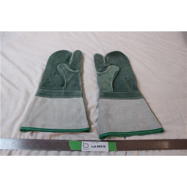 Pair of welding mitts