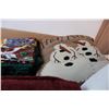 Image 4 : Box of holiday pillows and pillowcases