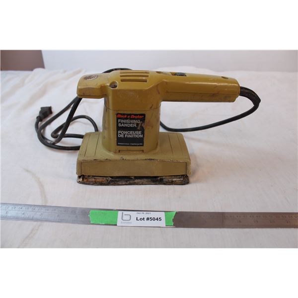 Black & Decker finishing sander (working)