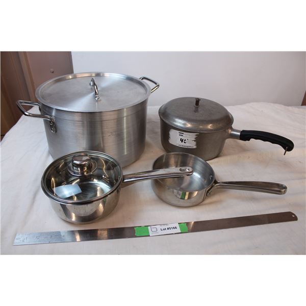 Set of pots, one loose handle, one without lid