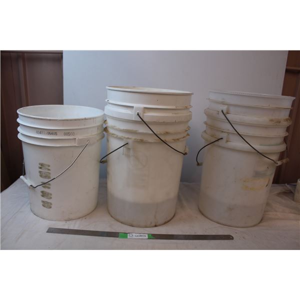 5 plastic buckets