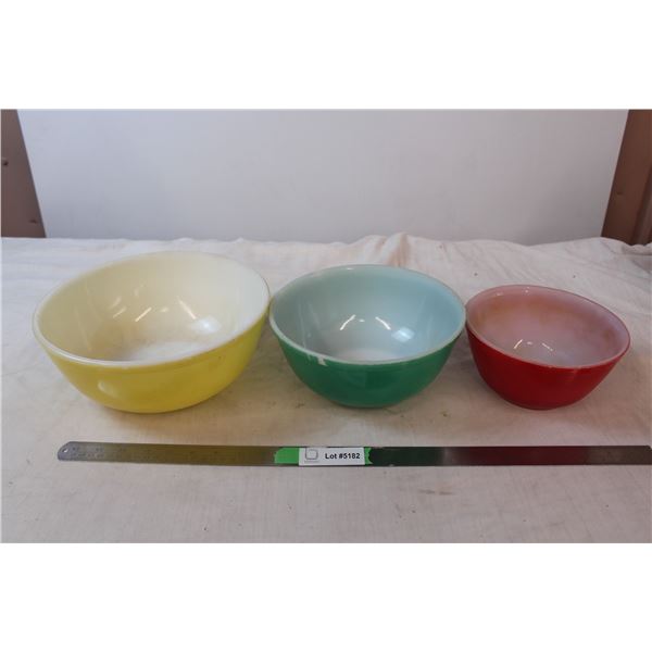 Set of 3 pyrex bowls, used