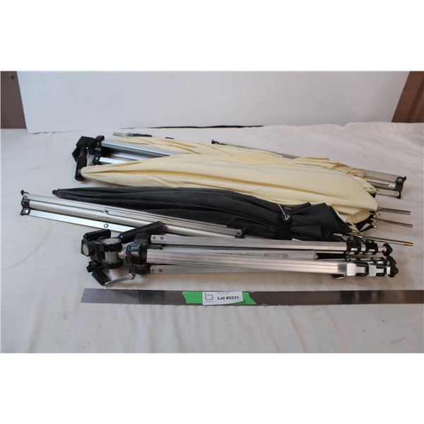 Two tripods, two lighting umbrella’s with stands