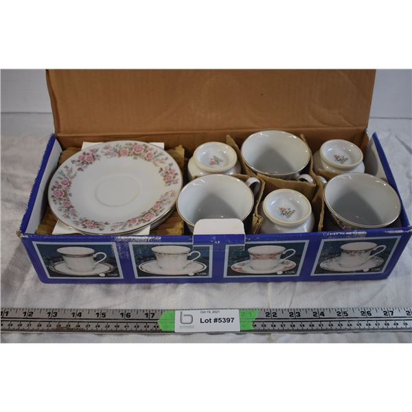 China Set (6 Teacups, 6 Saucers)