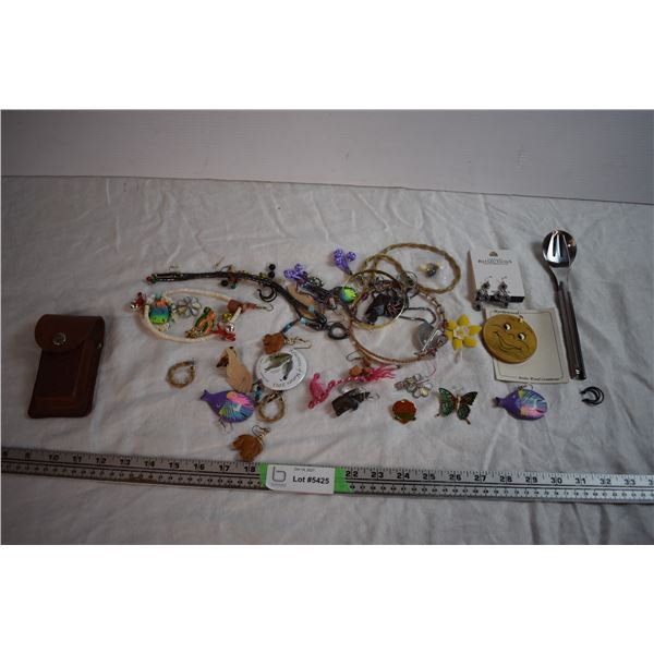 Jewellry with Leather Case and Utensil Set
